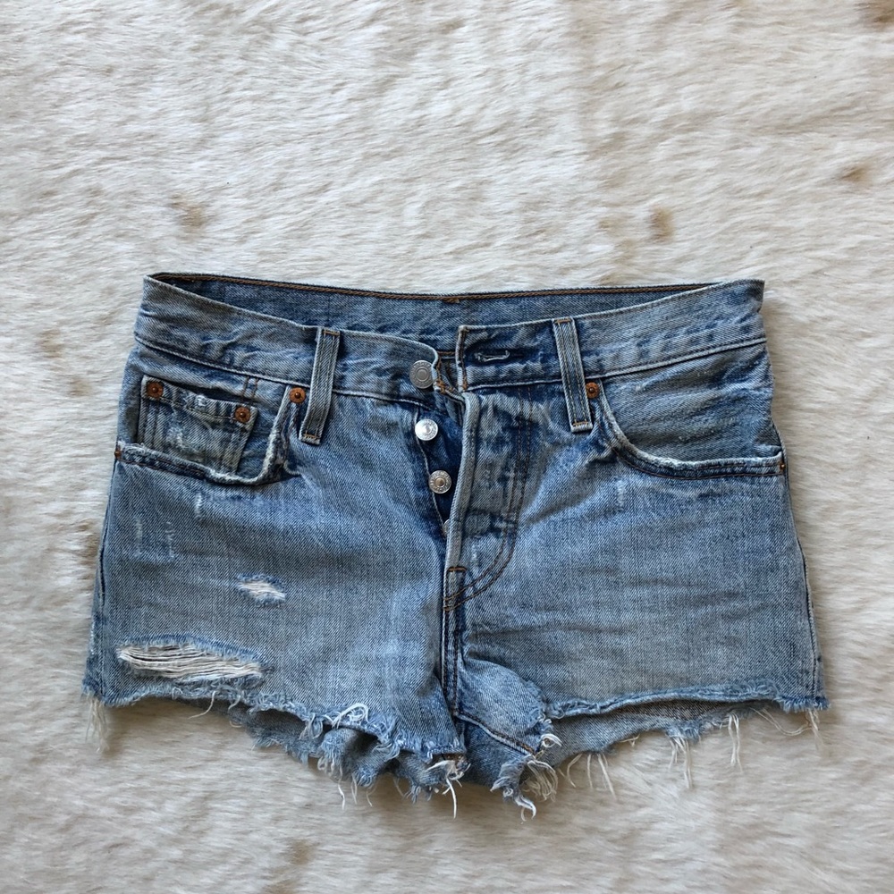 Mid Rise Levi’s shorts